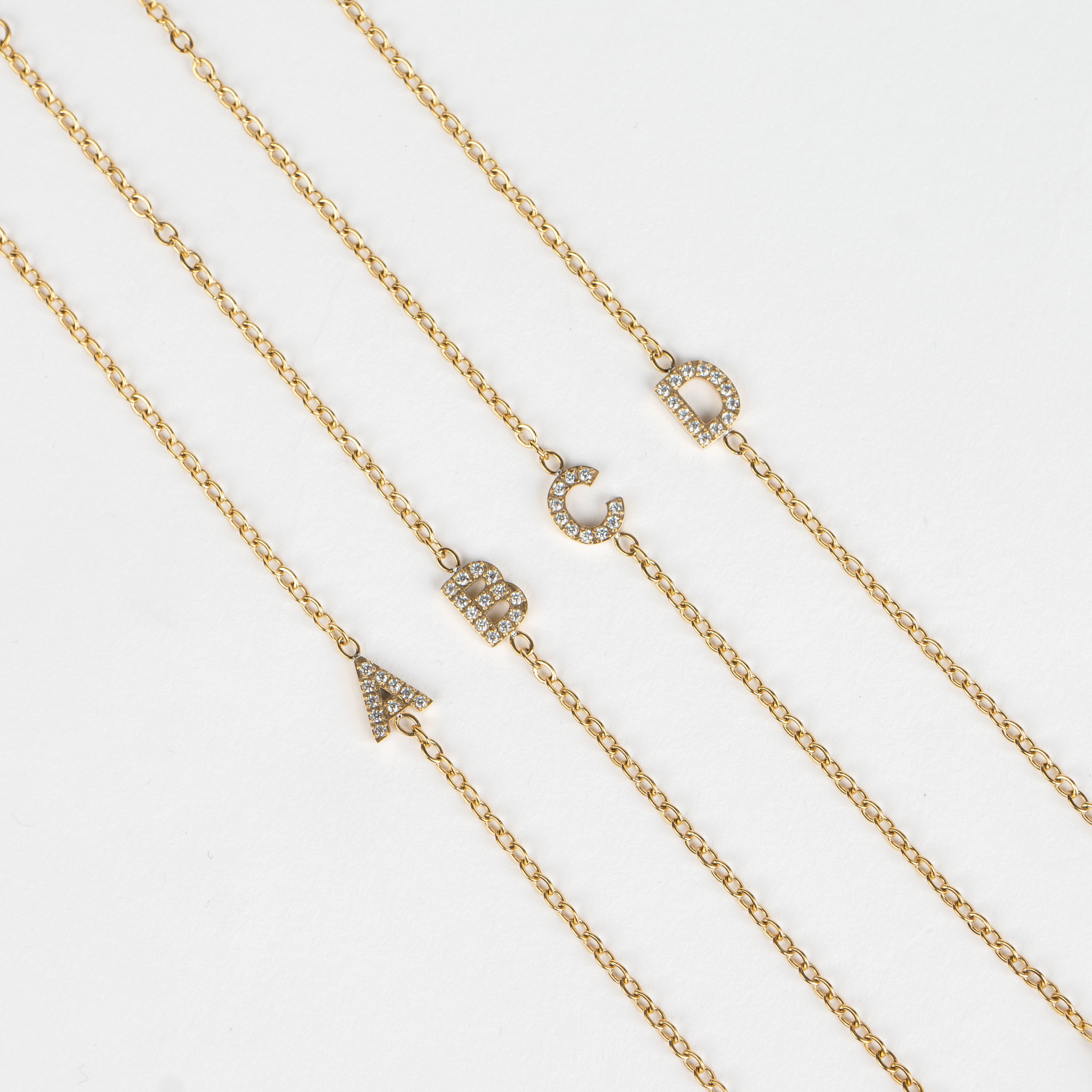 Pulsera Inicial Shine Waterproof en Oro 18k