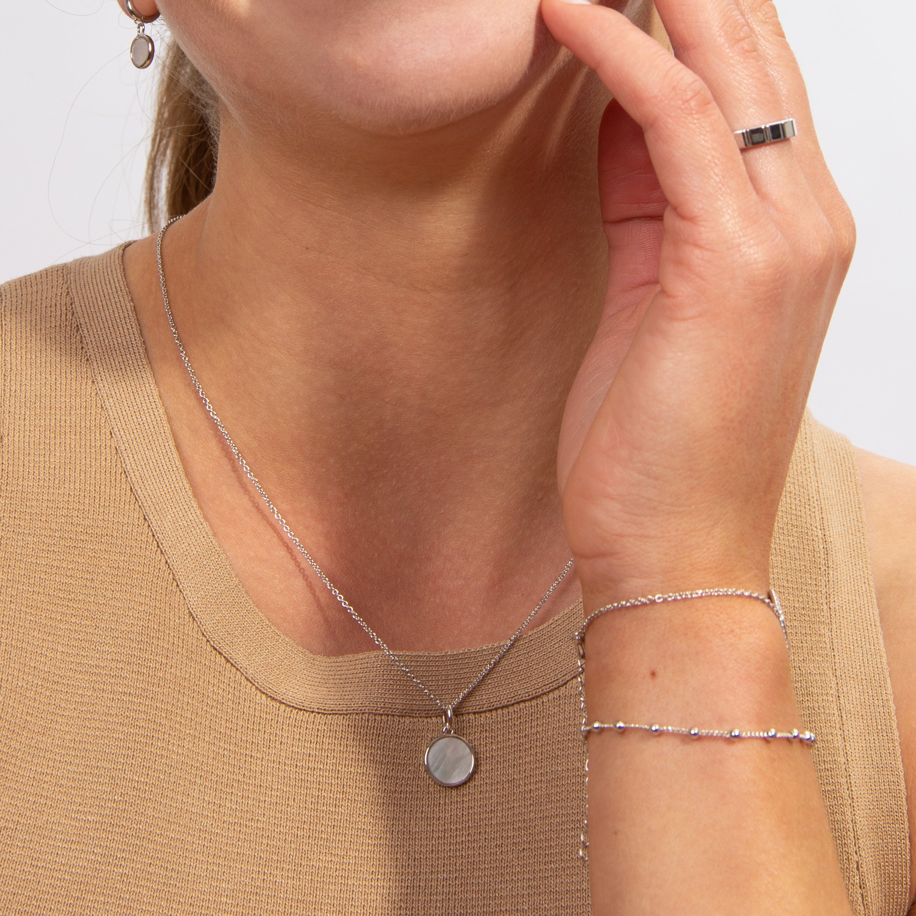 DIJE CLEO NÁCAR + COLLAR BAÑO DE ORO BLANCO