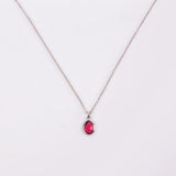DIJE RUE MAGENTA + COLLAR BAÑO DE ORO BLANCO
